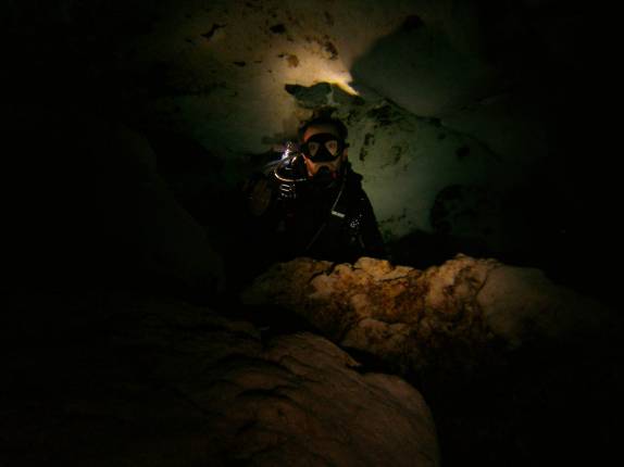 Mergulhando na caverna alagada de Ginnie Springs, na Flórida, nos Estados Unidos